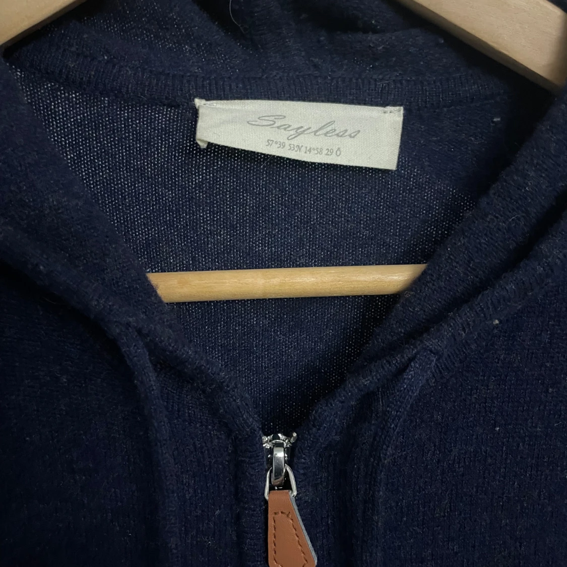 Mörkblå hoodie från Sayless - 91