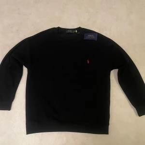 Ralph Lauren Crewneck - Säljer denna Ralph Lauren tröja. Aldrig använd. Storlek L-M