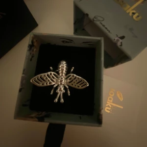 INSECT RING ioaku - Säljer min helt nya ring från ioaku, aldrig använd. Justerbar vilket gör att den passar alla storlekar. Nypris 599, pris kan diskuteras. Säljer pga jag inte hann lämna tillbaka❣️❣️