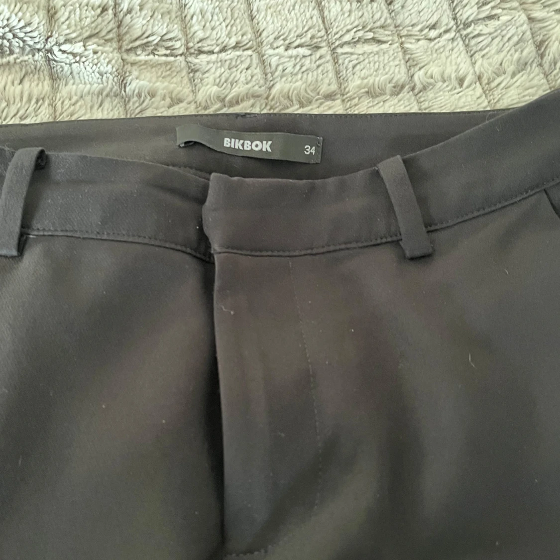 Jättefina svarta kostymbyxor från Bikbok!💕 - 91