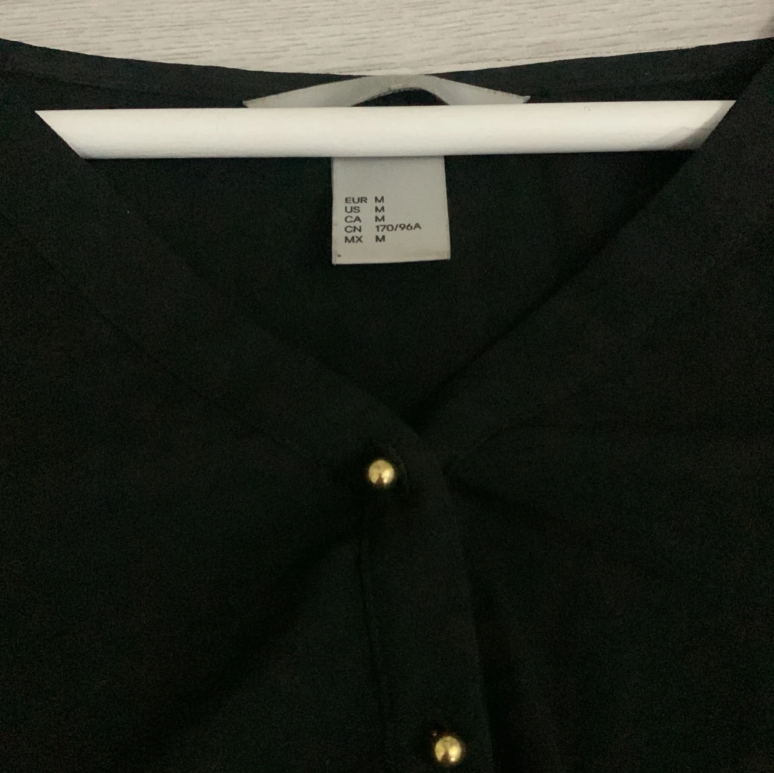 Svart blus med knappar - 91