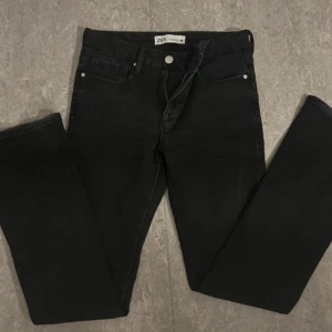 Svarta jeans från Zara -   Svarta midwaist jeans från zara med bootcut 💗använda 2 ggr
