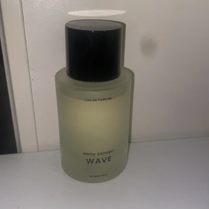 Molly Sandén Wave Eau de Parfum - Jätte god parfym men som ej faller mig i smaken längre, ord. Pris 599kr på nordicfeel.