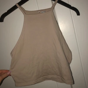 Beige ärmlös linnetopp - Fint skick som e ganska öppen på sidorna