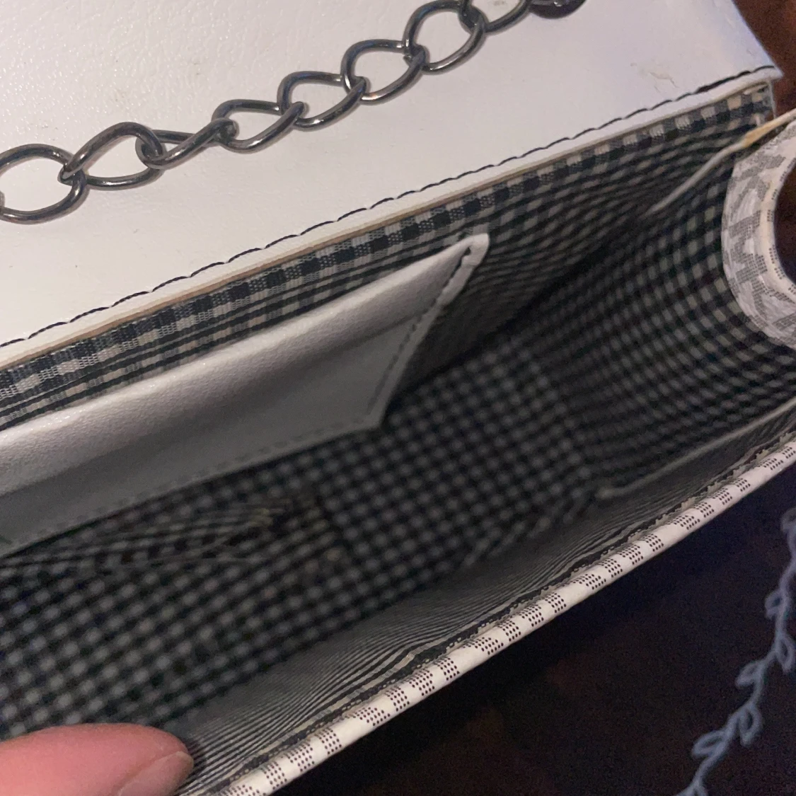 Vit och grå kuvertväska från Michael Kors - 91