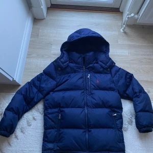 Ralph lauren jacka - Tja! Säljer nu denna riktigt snygga Ralph lauren jacka som är perfekt nu till kalla dagar! Jackan är i barnstorlek 170 men passar herr Xs-S. Den är i bra skick förutom litet märke vid armen(Finns bild). Hör av er vid frågor och funderingar🙌