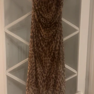 Leopardmönstrad klänning från Loriane Collection - SUPER fin klänning som hade passat väldigt bra till sommaren. Aldrig använt för den inte kommit till användning. 🌟🩷🩷 Ny pris 1000 kr