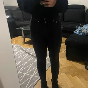 Svarta skinny jeans - Snygga svarta skinny jeans med medel hög midja, och sticker ut längst ner i foten ( se bild 3 ) Köpt ifrån lager157 i storlek S. Jeansen är knappt använda ( köparen stå för frakten ) 