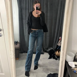 Mid waist jeans - Helt oanvända, bara testat dom. Säljer dom för halva priset då dom egentligen kostar ca 600kr. Jätte sköna och bekväma 