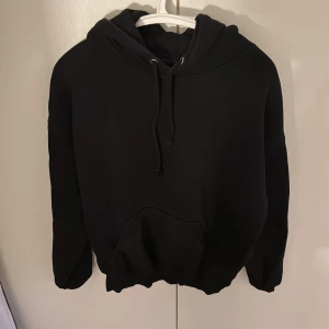Svart hoodie från BikBok - Säljer en klassisk svart hoodie från BikBok i storlek S. 