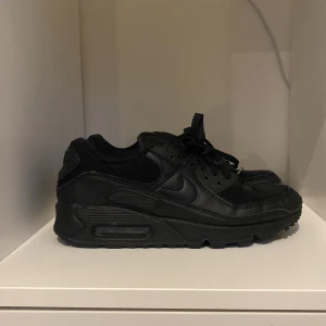 Svarta Nike Air Max sneakers - Säljer ett par helsvarta Nike Air Max sneakers. Skick 10/10 som nya, inga defekter. Säljer dem då de blev för små. Nypris 1149kr.    (Skriv vid funderingar)