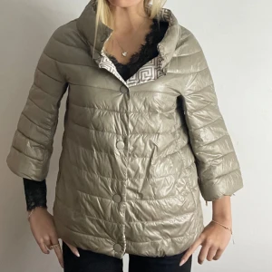 Guldig herno liknande jacka  - Super snygg o as bra skick! Guldig färg syns lite dåligt på bilderna! Storlek M men passar S💌 tryck köp nu! 