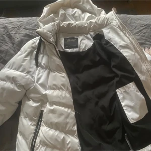 Vit pufferjacka - En fin pufferjacka. Köpt på new yorker 2023. Använd en fåtal gånger .