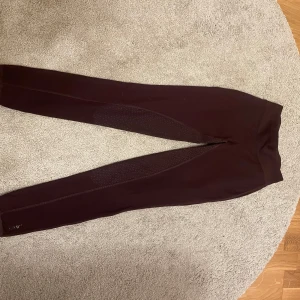 Bruna ridbyxor från CRW Hööks  - Snygga bruna ridu från CRW i en tight passform. Perfekta för ridning med sitt stretchiga material och bekväma design. De har en hög midja och är gjorda för att sitta på plats under aktivitet.🥰