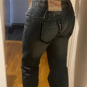 Bootcut Low Waist -  blå jeans med låg midja och bootcut stil. De har design på bakfickorna . OBS!‼️ Knappen har gått bort då man behöver sy på en igen . Därför säljer jag dem så billigt ! Dragkedjan funkar feg det är bara knappen som gått av .