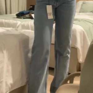 Ljusblå jeans, låg midjade med rak passform - Snygga ljusblå jeans med rak passform med modellen low straight. Perfekta för en avslappnad stil. De har en klassisk design med fickor och knappgylf. Obs lappen är inte kvar!!