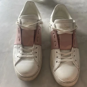 Valentino sneakers i vitt och rosa - Snygga Valentino sneakers i vitt med rosa detaljer. Stl 40, använda med fortfarande fina i skick, ungefär 7/10