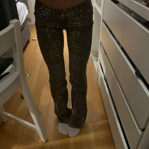 Leopardmönstrade bootcut jeans från Nelly - Nypris 700kr. Snygga leopardmönstrade bootcut jeans från Nelly med låg midja. Perfekta för att ge en trendig touch till din outfit. De har en klassisk femficksdesign och är tillverkade i ett bekvämt material.