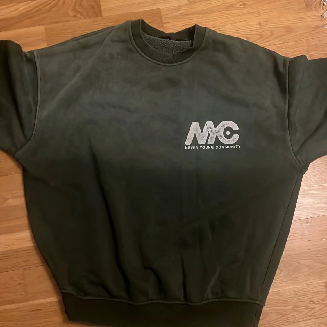 Grön sweatshirt från Never Young Community storlek s