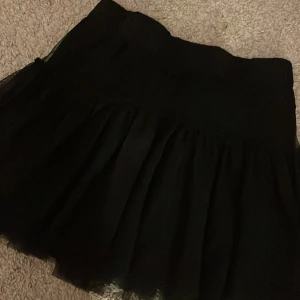 Söt kjol - Snygg svart kjol med volanger. I fint skick och knappt använd. Kjolen har en strechig midja så passar de flesta. Hör av er om ni har frågor💕