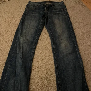 Mörkblå jeans - Snygga lågmidjade jeans! I väldigt fint skick och lite stora i storleken så passar någon ca 160cm💕                                                                  Midjemåttet 36cm och innerbenslängd 75cm