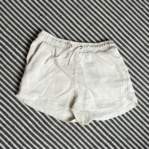 MJUKIS SHORTS  - Sköna mjukis shorts utan fläckar eller andra skavanker! Hyfsat använda men syns inte. 