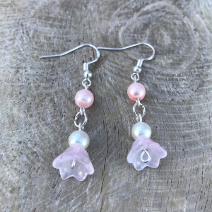 Örhängen  - Vackra örhängen av rosa och vita glaspärlor🌸⚪️