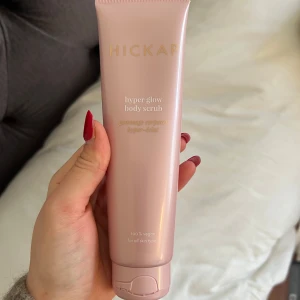 Hyper Glow Body Scrub från Hickap - Säljer en Hyper Glow Body Scrub från Hickap. Den kommer i en stilren rosa tub och är 100% vegansk, anpassad för alla hudtyper. Perfekt för att ge huden en fräsch och strålande lyster. Oanvänd 