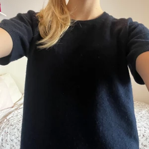 Mörkblå tröja från Soft Goat - Säljer en likadan fast rosa. Skriv för fler bilder.