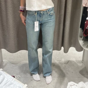  jeans i ljusblå denim - Säljer ett par jeans i ljusblå denim. De har en rak passform och är lågmidjade. Säljer då de är förstora