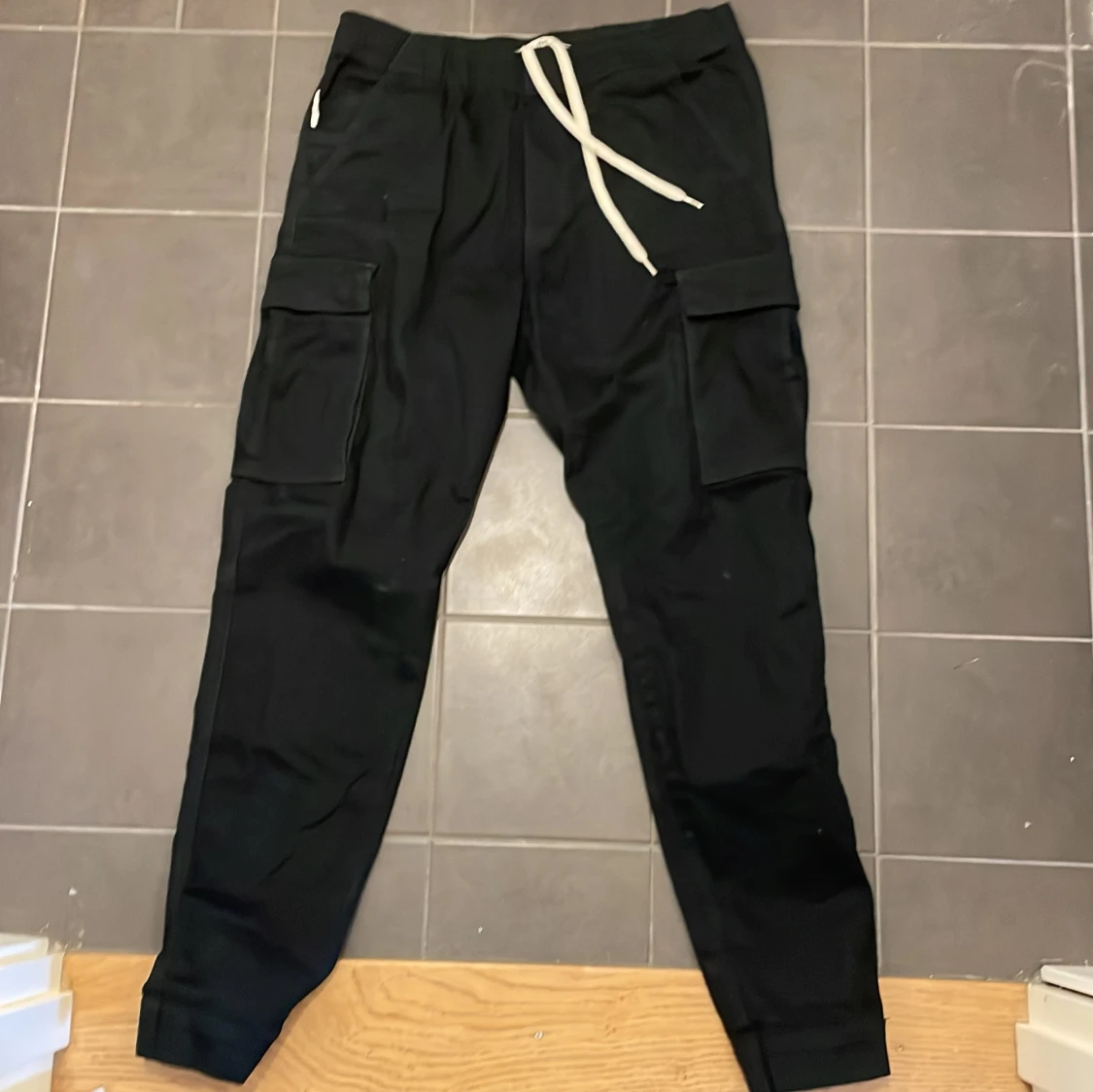 Svarta cargobyxor från Yoke