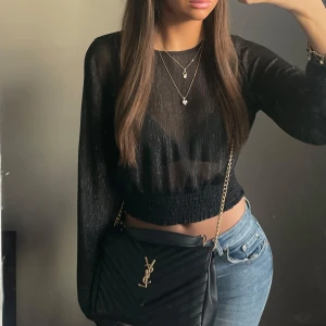 Snygg mesh blus  - Snygg blus som är genomskinlig med glitter i, man får en väldigt snygg form i den! Perfekt vid fest tillfällen men även till vardags