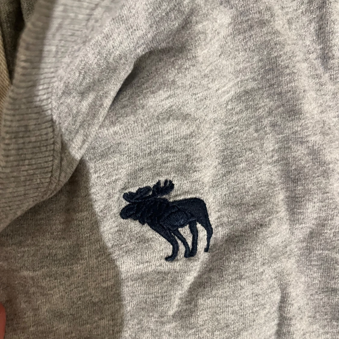 Grå t-shirt från Abercrombie & Fitch - 91