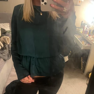 Snygg fest topp  - Jätte fin grön fest topp med öppen rygg! Köpt från bikbok i somras men inte använd sen dess så fint skick!