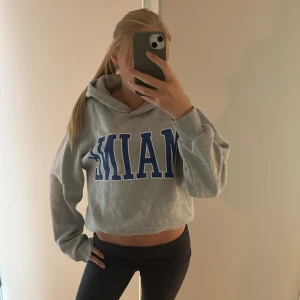 Snygg hoodie med tryck💗🩷 - Grå hoodie med tryck på ifrån Gina tricot i storlek s