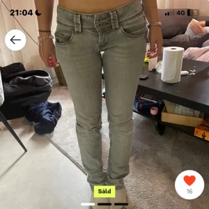 pepe jeans - jätte snygga LTB jeans i bra skick, köpta på plick och bilder från förra ägaren💞 Passade tyvärr inte mig så säljer därför vidare. Jeansen är insydda i midjan. Skriv för egna bilder❣️