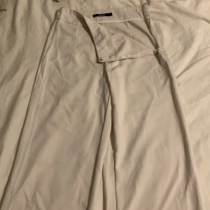Kostymbyxor  - Kostymbyxor från bikbok som sitter riktigt snyggt runt midjan.