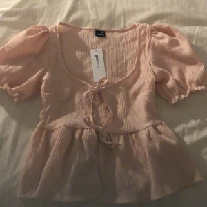 Slutsåld blus💗 - Köpte denna blus men passade inte så därför säljer jag den!💕 Sypersnygg helt i nyskick!!