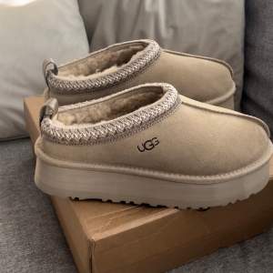 Helt nya Uggs Tasman i färgen beige Mustard Seed 🌟box medföljer, storlek 39. Sänker priset tills någon köper så följ gärna ⚡️