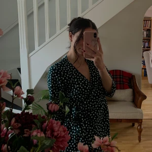 Omlottklänning - En mörkgrön lång omlottklänning med vita prickar från Vera Moda. En stor favorit som nu blivit för liten på mig⭐️ 