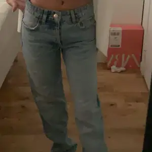 Lågmidjade zara jeans med slit längst ner❤️