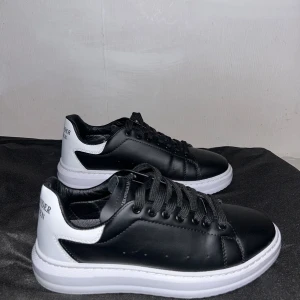 Alexander Mqueen  - Använt några gånger, fint och fräsch