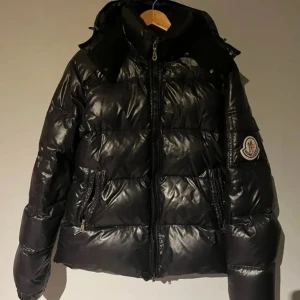 Moncler Himalaya - Moncler Himalaya -Mörkblå - Size 4 (M/L) -Skick 6-7/10 Pris 2200:- Fraktar över hela Sverige (PostNord Spårbar)