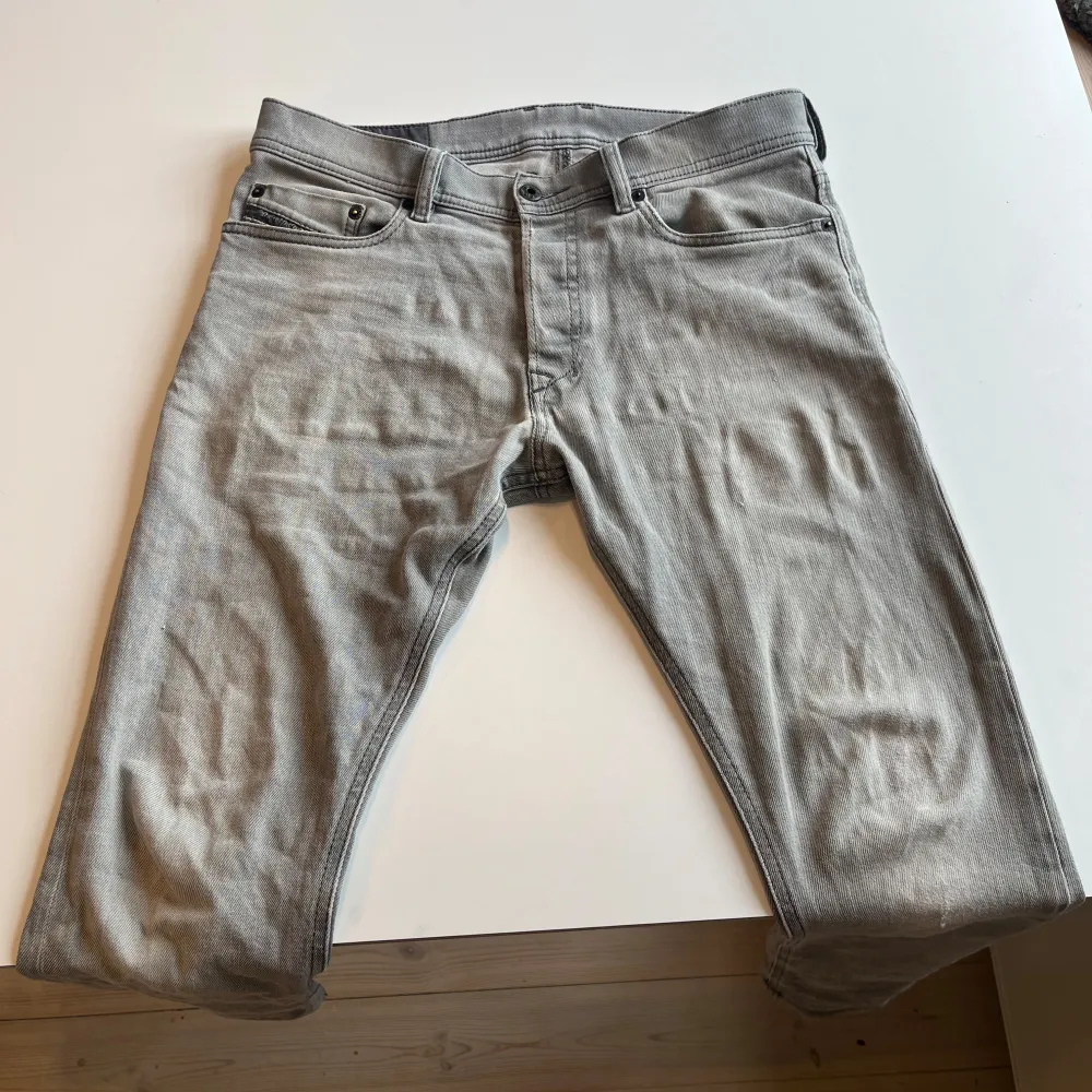 Säljer dessa gamla disel jeans. Fortfarande bra skick men de har blivit andvända. Passar ungefär 180 cm. Nypris : cirka 1500 kr . Jeans & Byxor.