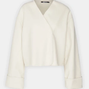 Blanket stitch jacket  - Säljer denna super snygga kappa från Gina Tricot! Endast använd 1 gång och säljs nu för att jag redan har en liknande. Den är i storlek 36 och är helt slutsåld på hemsidan. Den köptes för ordinarie pris vilket var 499 kr. Den är helt ny i skick!