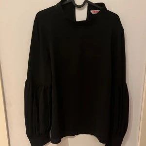 Svart tröja - Ungefär ny, den blev liten. 