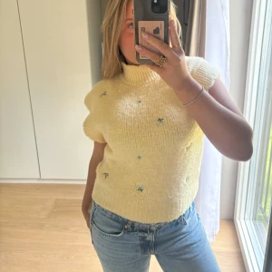 Gul zara topp - Säljer denna supersöta gula stickade västliknande toppen från zara. Den är knappt använd i storlek M🫶🏼☺️