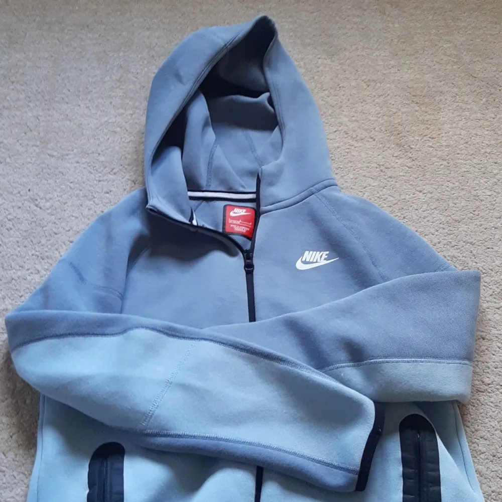 147-158cm  Nypris (1000) säljer pågrund av att den är för liten. Köpt från JDSPORTS inga fläckar bra kvaliťe Pris ej hugget i sten! (Äkta). Hoodies.