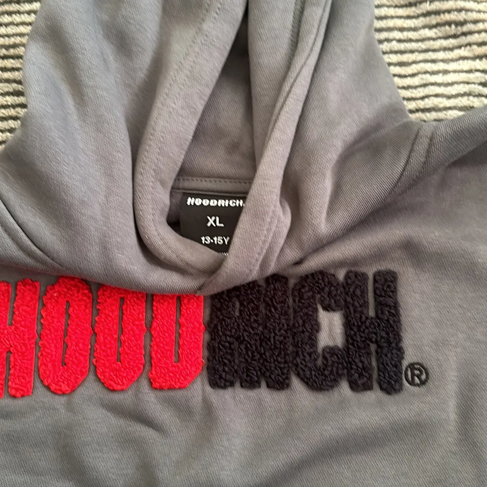 Hoodie från HoodRich, de är i bra skick, kan gå ner vid snabbaffär. Barnstorlek XL (13-15 år). Hoodies.