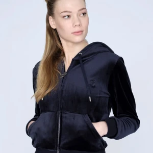 Juicy couture zip hoodie - Säljer Juicy couture zip hoodie i storlek Xs. Har även byxorna i Xxs uppe i min profil om man vill köpa båda eller bara den😊